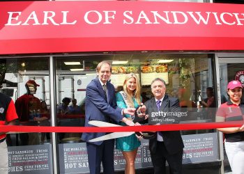 John Montagu IX haciendo caja de su propia estupidez. La imagen es un santuario de cliché socio-económico del siglo XX. o caja con su propia estupidez.