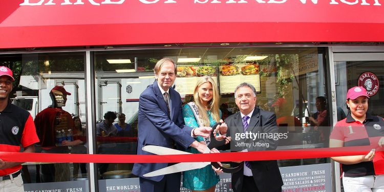 John Montagu IX haciendo caja de su propia estupidez. La imagen es un santuario de cliché socio-económico del siglo XX. o caja con su propia estupidez.