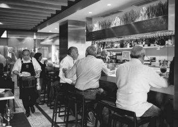 «DISCULPA QUE TE DE LA ESPALDA…» Elogio a la soledad tumultuosa de una barra de bar.